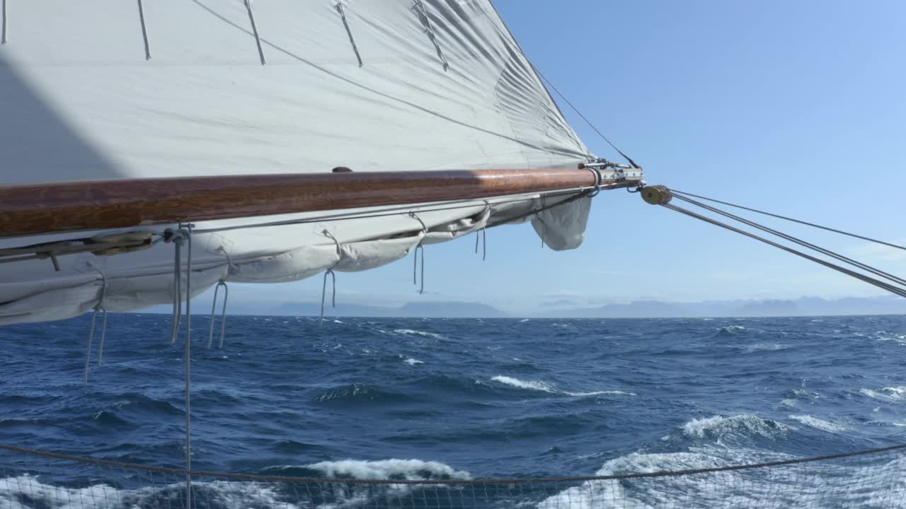 船只风帆和索具沿着阳光明媚的蓝色海洋格陵兰航行视频素材