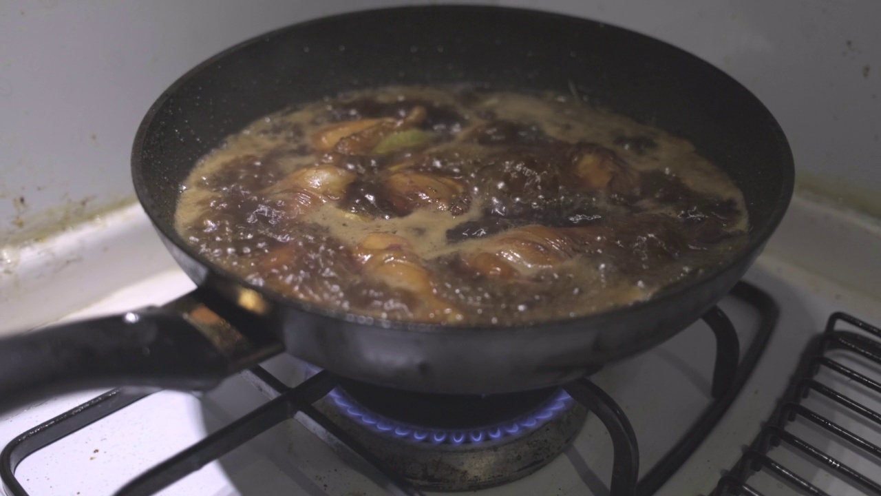 正在煮的中国食物——红烧鸡腿视频素材