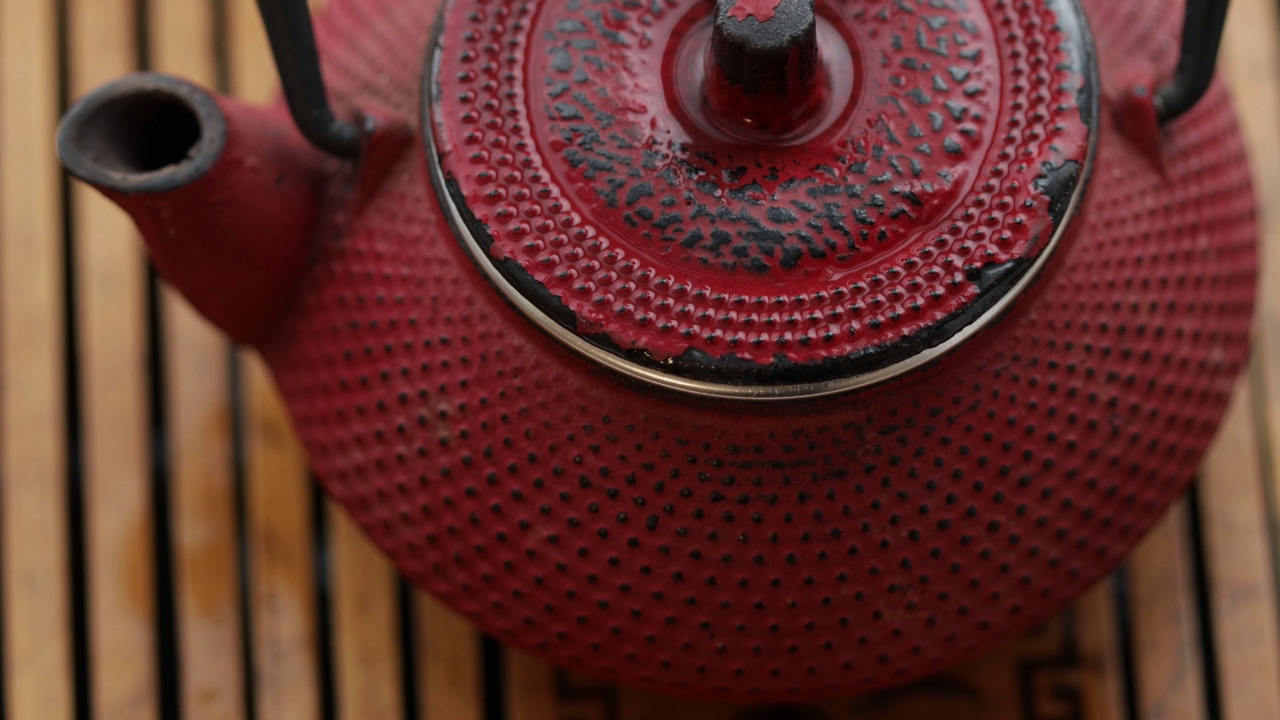 红色的中国茶壶是用开水冲泡的。茶道视频素材