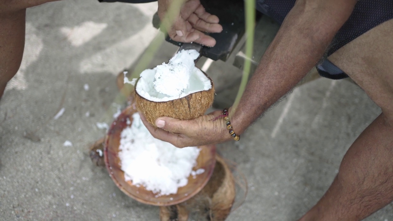 塔希提岛的传统男子正在打开椰子。岛屿和波利尼西亚文化。波拉波拉岛，法属波利尼西亚。视频下载