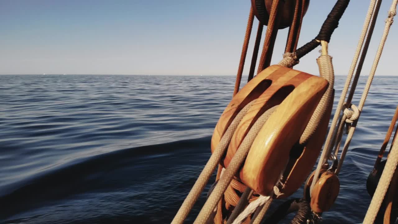 带着索具的船只沿着宁静阳光的海洋航行视频素材