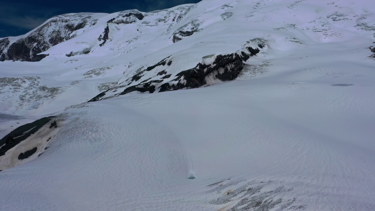 高加索雪山的鸟瞰图视频素材