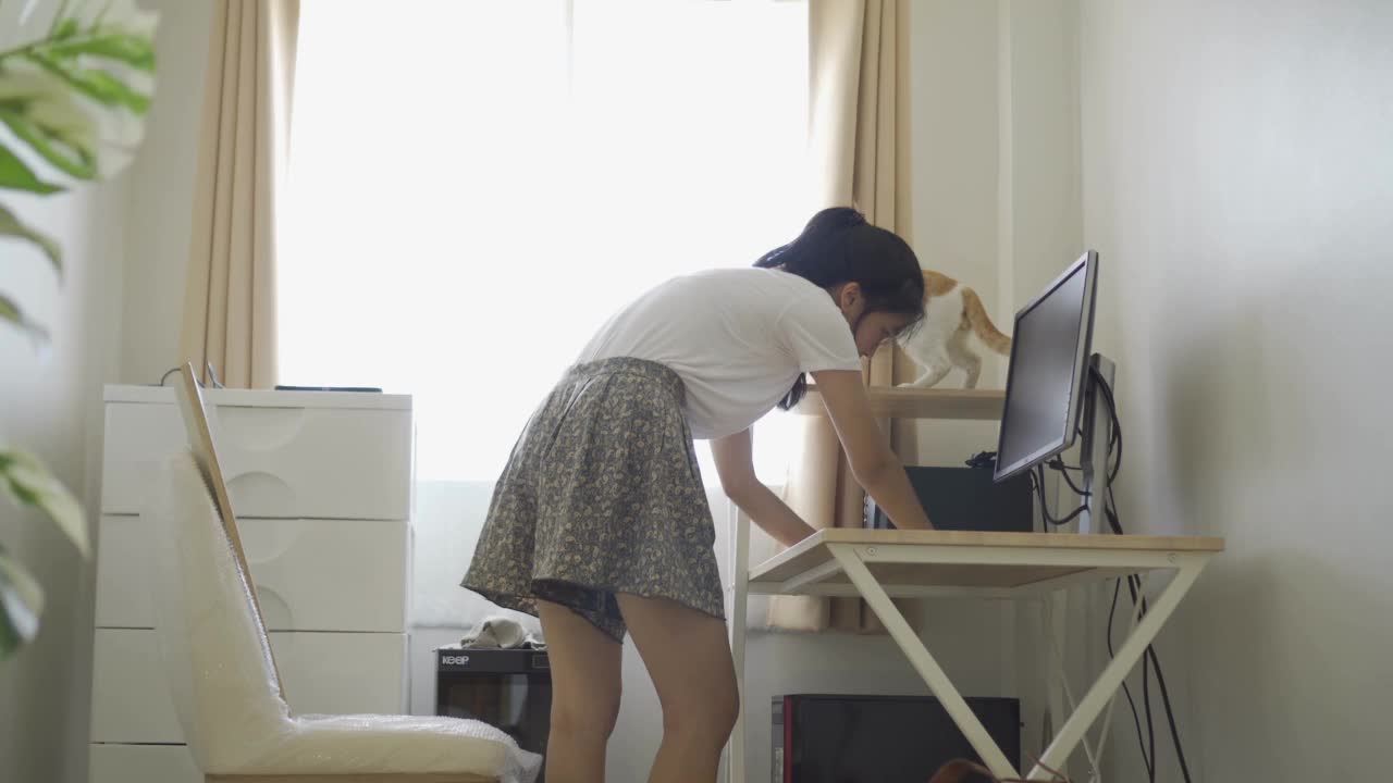 一位女士正在翻新她的电脑桌视频素材