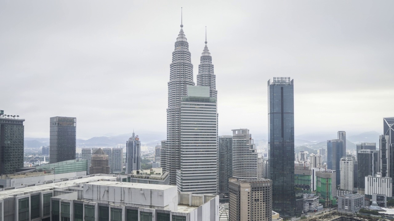 吉隆坡低云、朦胧和雾蒙蒙的日出景象视频素材