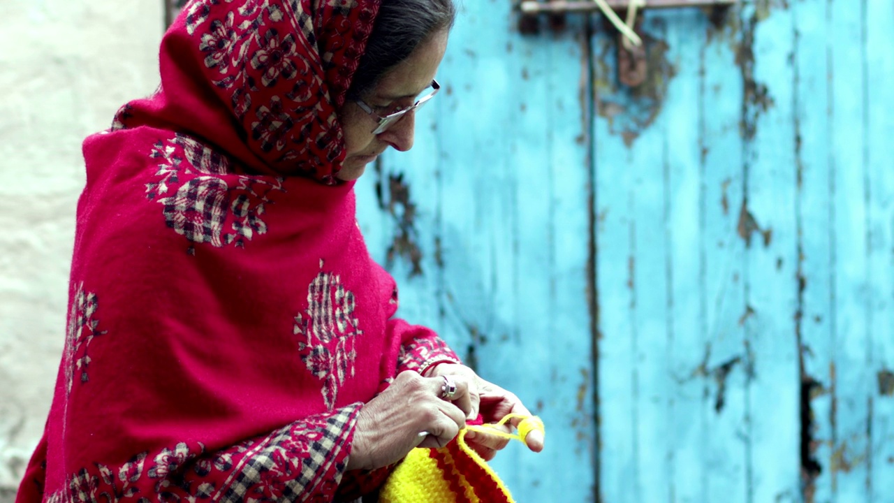 印度妇女用钩针编织冬季帽子视频素材