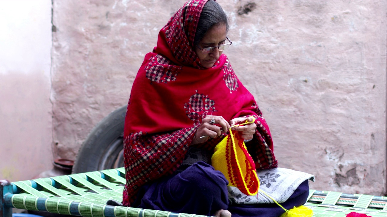 印度妇女用钩针编织冬季帽子视频素材