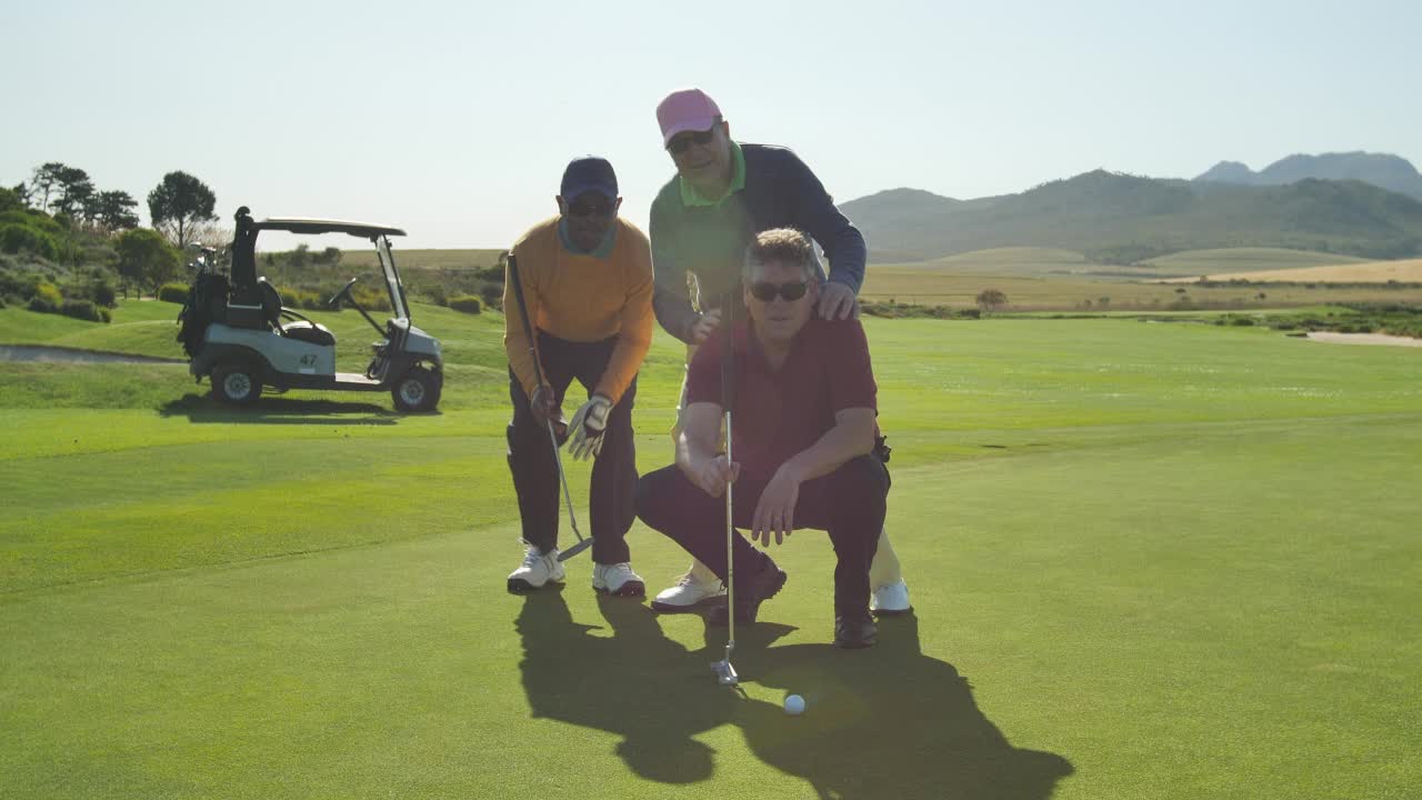 男性高尔夫球手在阳光果岭帮助朋友视频下载