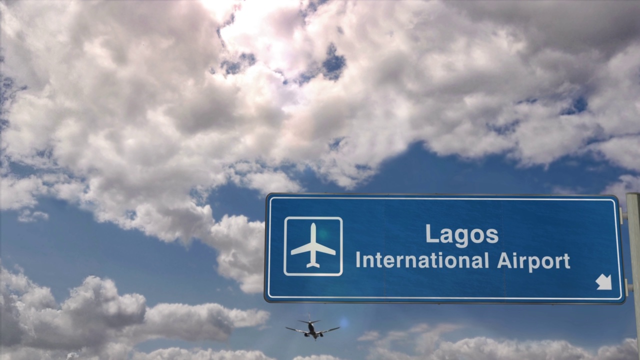 飞机在尼日利亚拉各斯机场降落视频素材