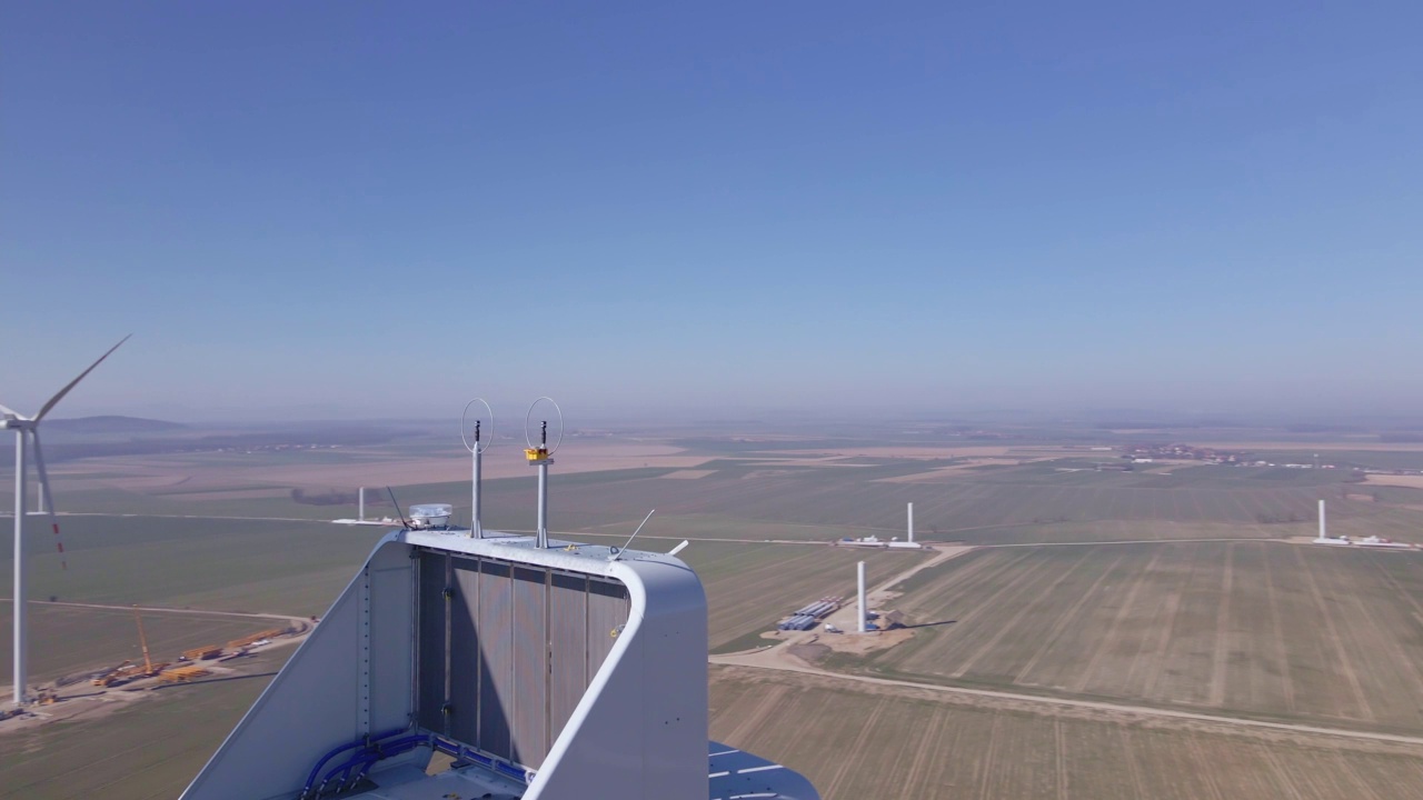 农村部分风车涡轮机鸟瞰图，绿色能源视频素材