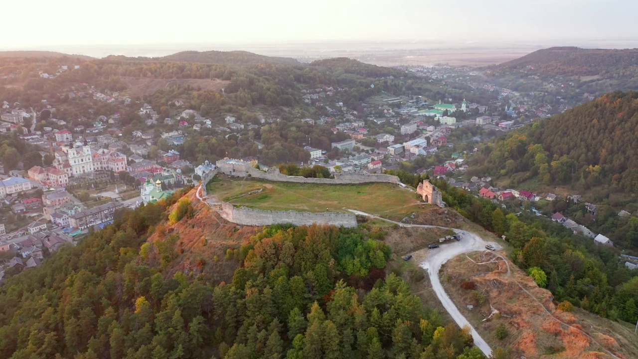 鸟瞰山顶上的克雷梅内茨城堡遗址。视频下载