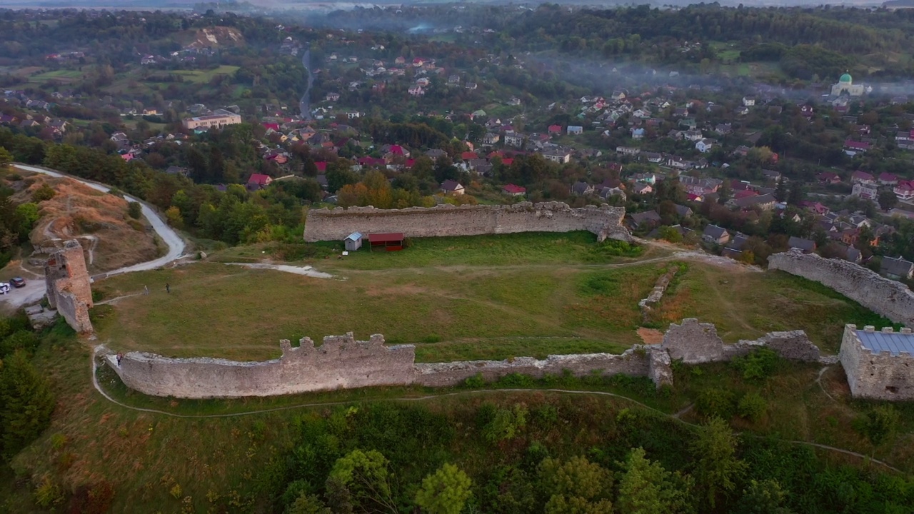 鸟瞰山顶上的克雷梅内茨城堡遗址。视频素材