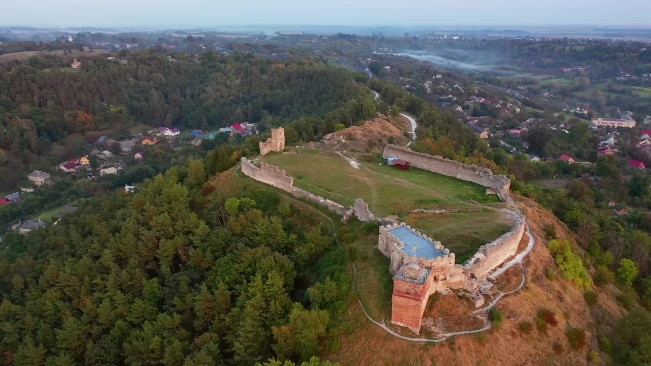 鸟瞰山顶上的克雷梅内茨城堡遗址。视频素材