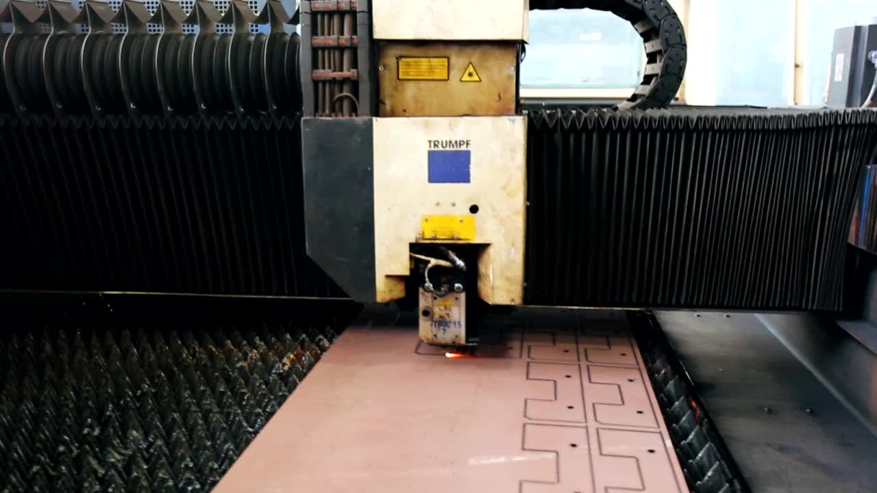 激光切割机与CNC正在工作视频素材