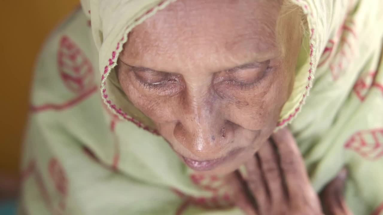 一个戴着外科口罩的印度老妇人的肖像视频下载