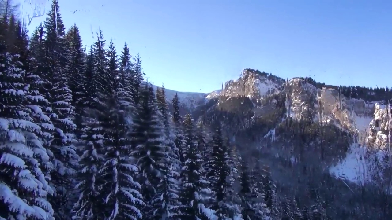 冰雪覆盖的树木，高山景观。冬季日出假期寒山旅游。视频素材