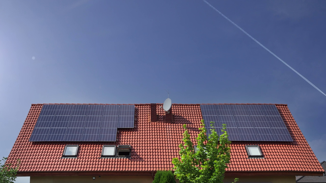 屋顶上的太阳能电池板，还有时间戳。屋顶上方天空的运动与太阳能电池板。视频下载