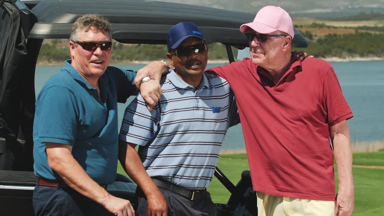 肖像快乐的退休男性高尔夫球手在阳光明媚的高尔夫球场视频下载