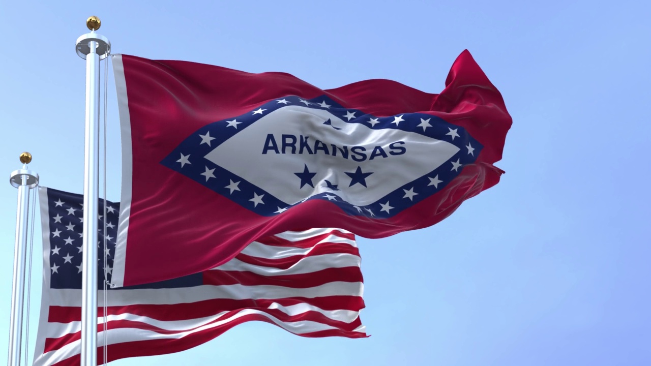 阿肯色州和美国的国旗在风中飘扬。视频下载