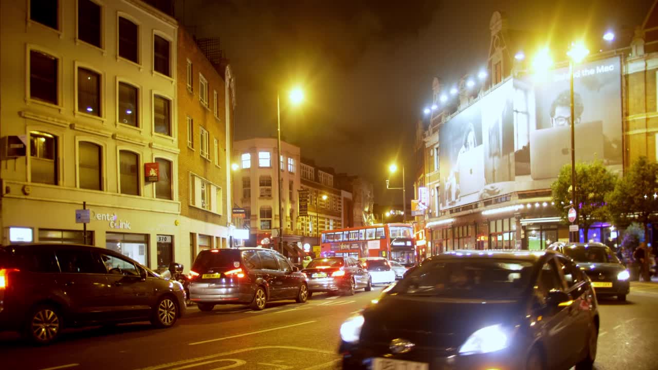 《夜晚的伦敦老街向西》视频素材