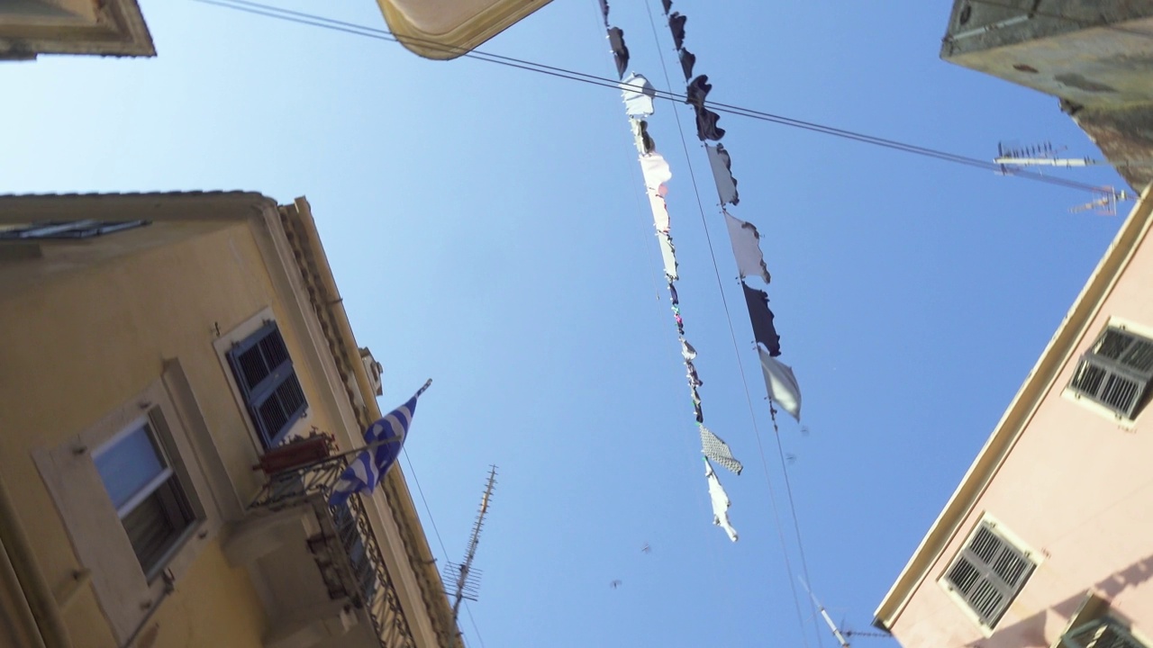 在希腊科孚岛克基拉古城狭窄的街道上晾晒着的衣服视频素材
