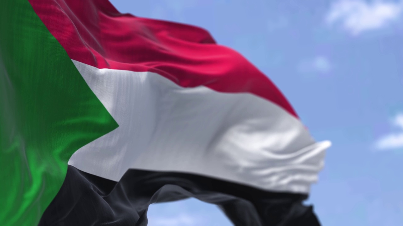 在一个晴朗的日子里，苏丹国旗在风中飘扬视频下载