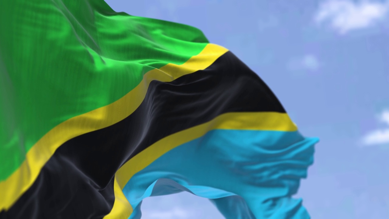 在晴朗的日子里，坦桑尼亚国旗在风中飘扬。视频下载