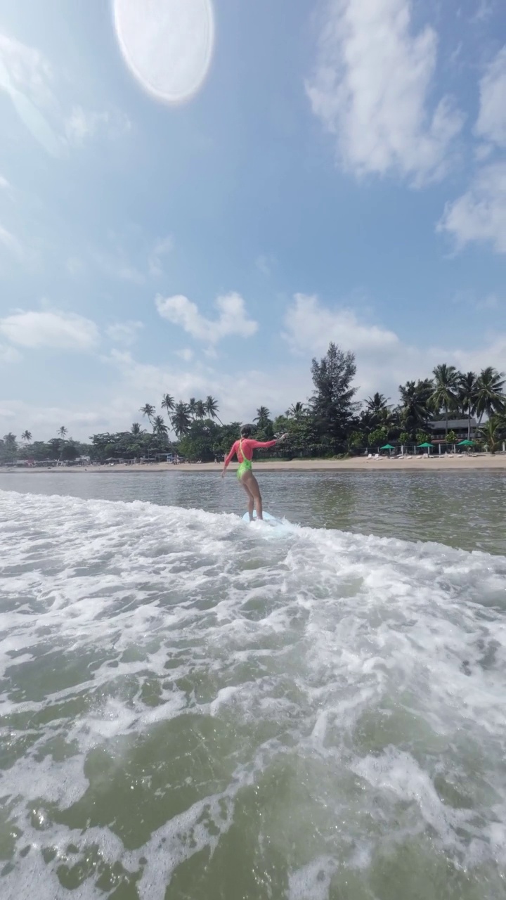 女孩在海里冲浪，慢动作，垂直视频视频下载