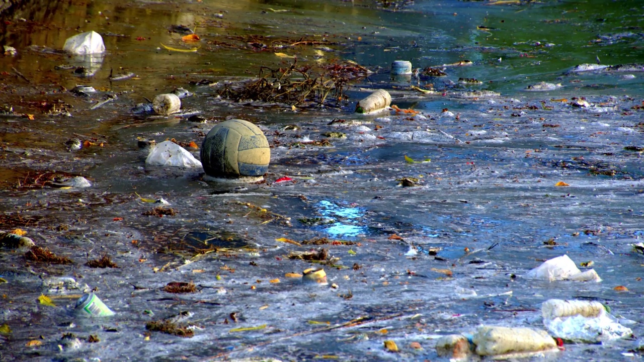 塑料污染垃圾漂浮在海洋中视频素材