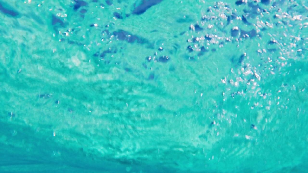 海面水下视图。马尔代夫清澈的海水视频素材