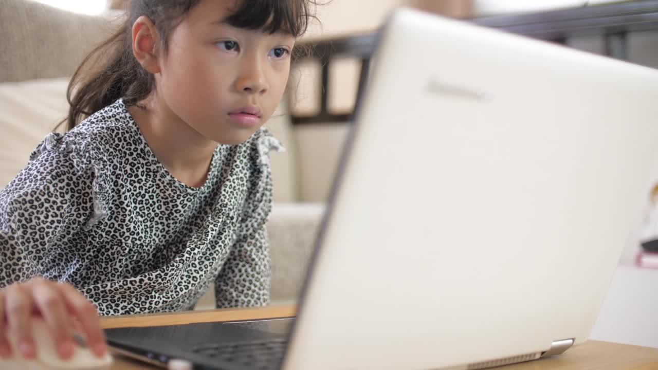 小女孩在家用笔记本电脑在线学习视频素材
