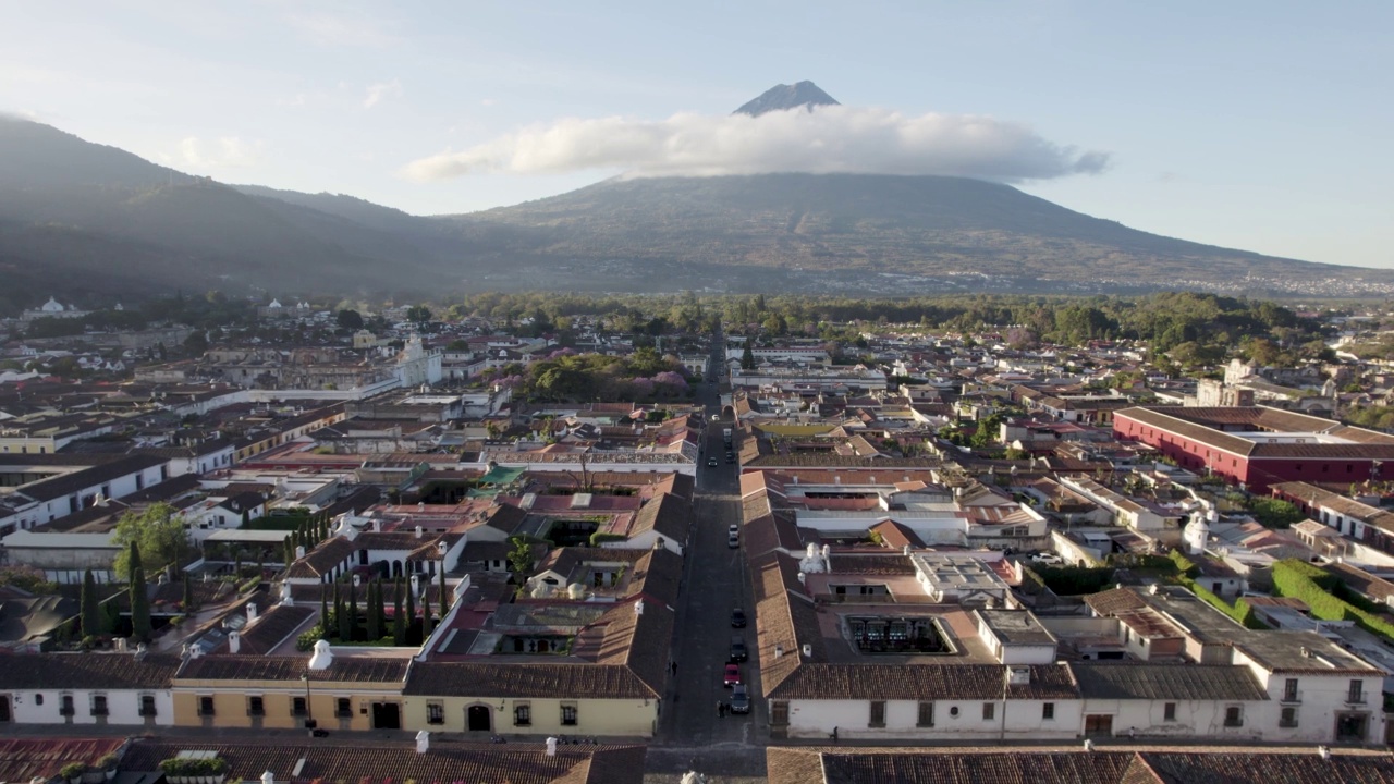 危地马拉安提瓜的圣卡塔琳娜拱门，可以看到阿瓜火山视频素材