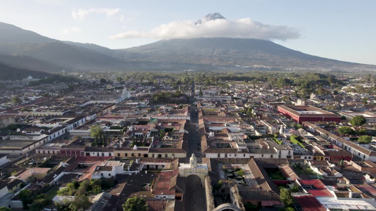 危地马拉安提瓜的圣卡塔琳娜拱门，可以看到阿瓜火山视频素材