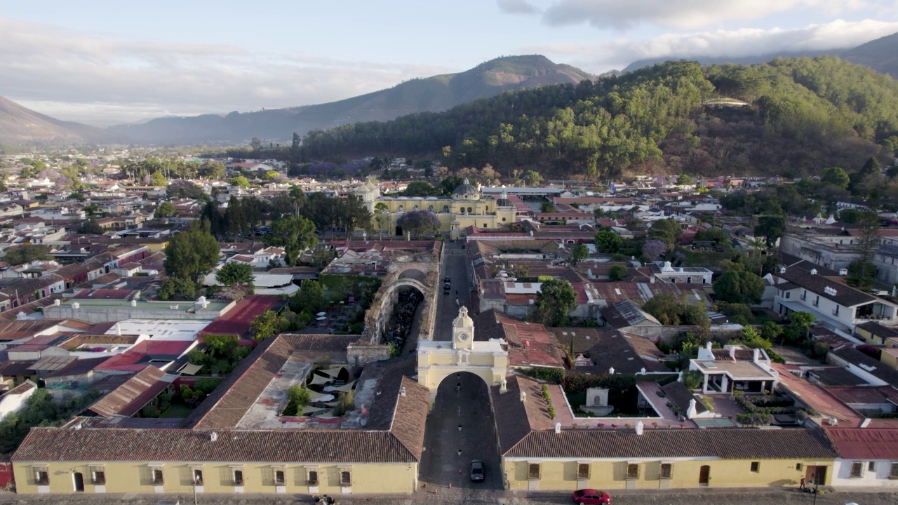 危地马拉安提瓜市中心的El Arco、修道院和La Merced教堂视频素材