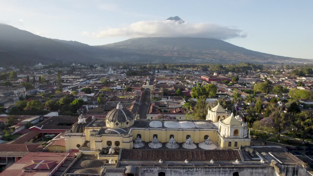 位于危地马拉安提瓜市中心的拉默塞德修道院和教堂，可以看到阿瓜火山视频下载