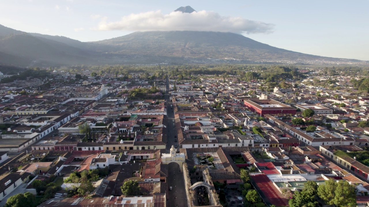 位于危地马拉安提瓜市中心的拉默塞德修道院和教堂，可以看到阿瓜火山视频素材