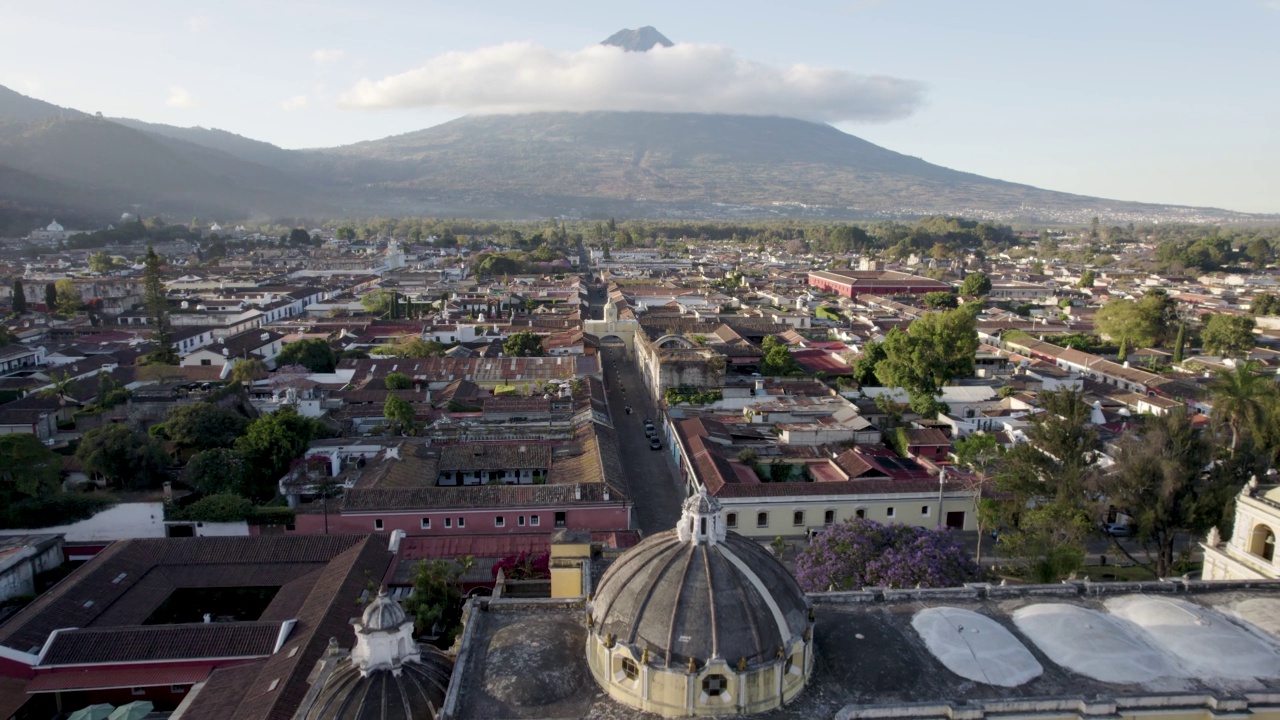 位于危地马拉安提瓜市中心的拉默塞德修道院和教堂，可以看到阿瓜火山视频素材