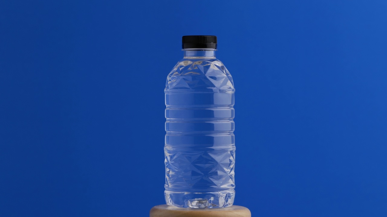 干净的饮用水瓶子慢慢地旋转着。洁净水和洁净饮用水的概念和爱健康水瓶的视频视频下载