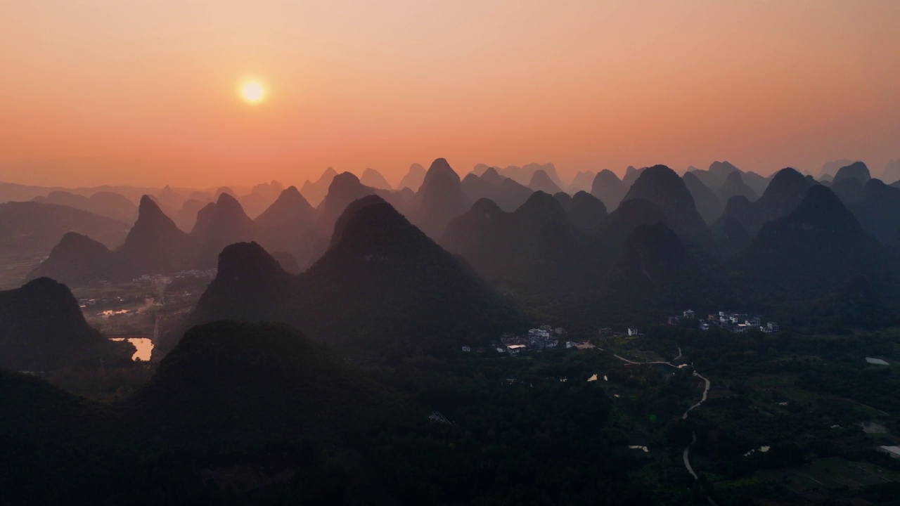 鸟瞰日落时分的山景，中国桂林视频下载