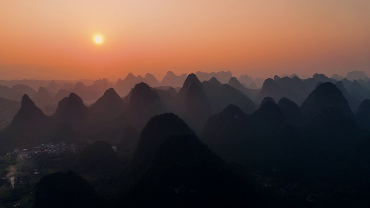 鸟瞰日落时分的山景，中国桂林视频下载