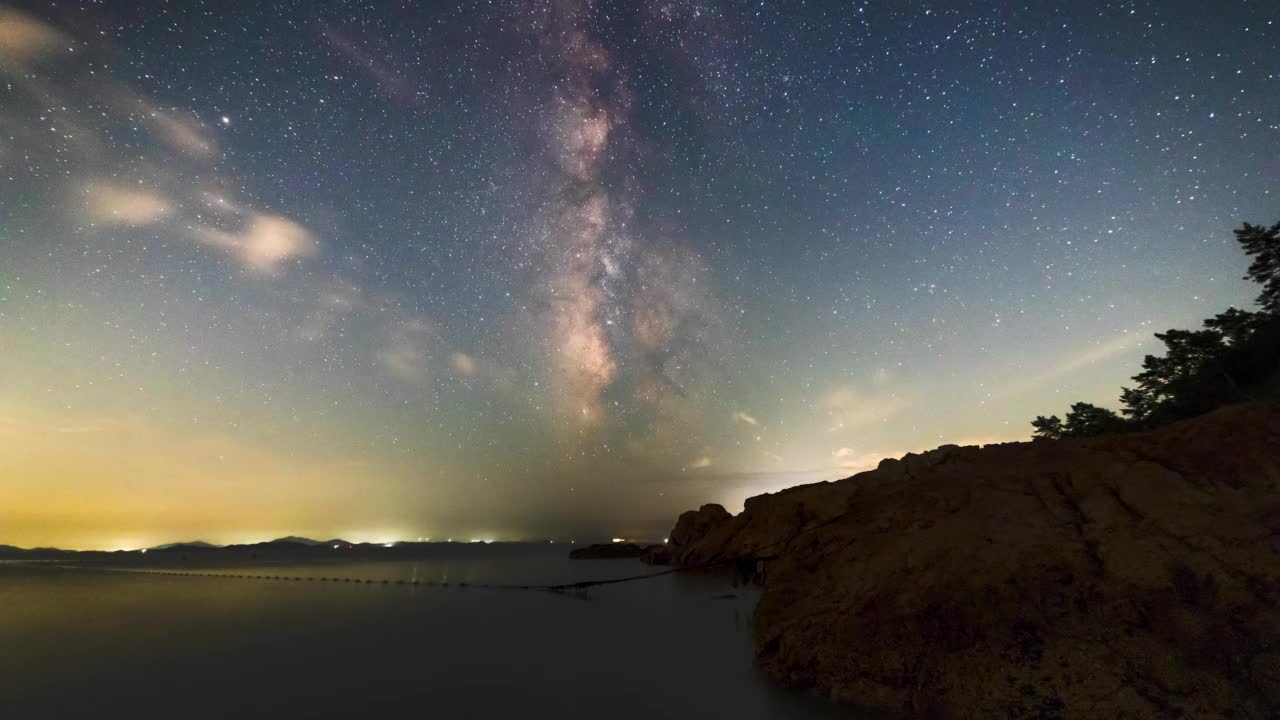 夜空中的大海和银河风景/韩国全南道新安郡视频下载