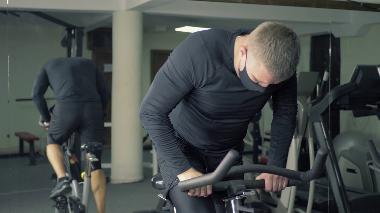 运动员正在固定训练自行车上训练视频下载