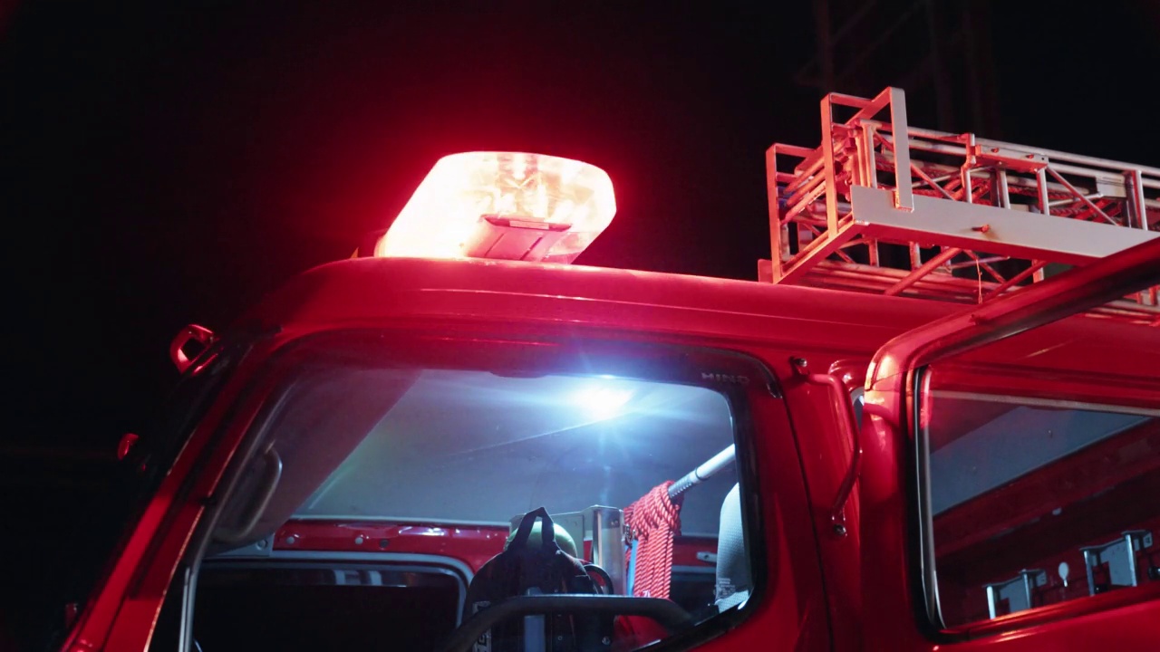 一辆消防车闪烁的灯光中镜头视频下载
