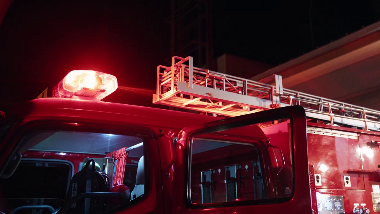 一辆消防车闪烁的灯光中镜头视频素材