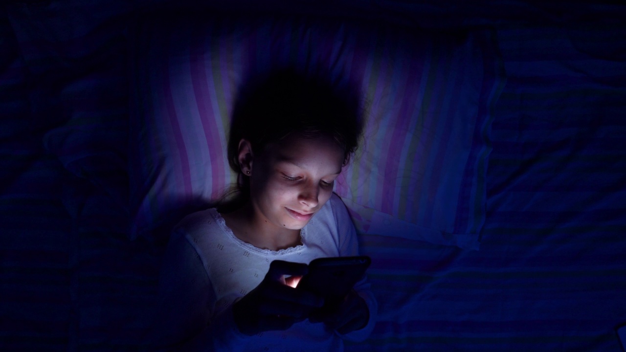 晚上在床上玩智能手机的孩子视频下载