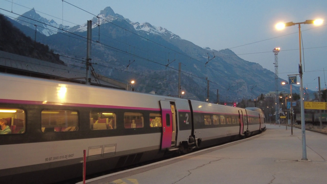 法国站台上的TGV视频素材