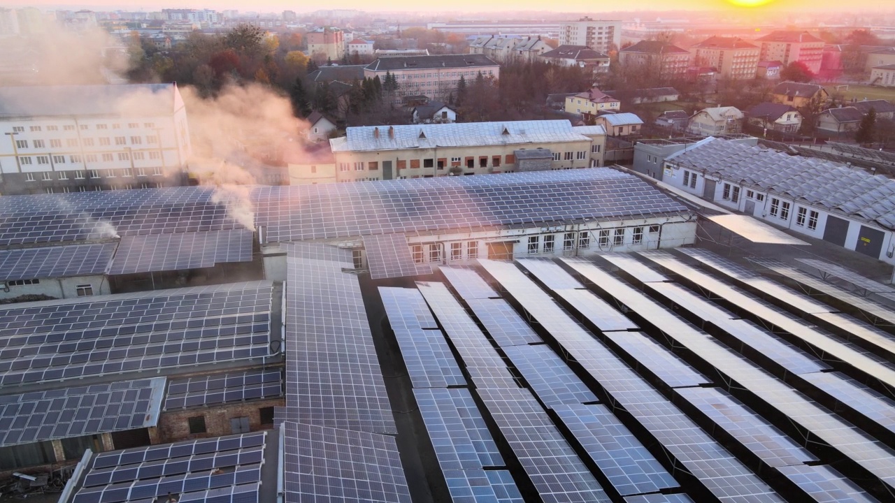 蓝色光伏太阳能板鸟瞰图，安装在工业建筑屋顶上，用于产生绿色生态电力。生产可持续能源的理念视频素材