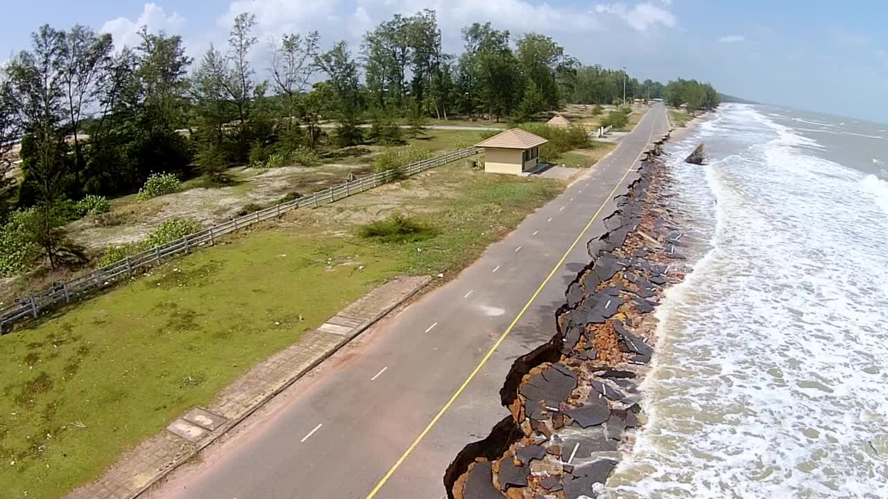从鸟瞰图上看，这条路被海浪和暴风雨摧毁视频素材