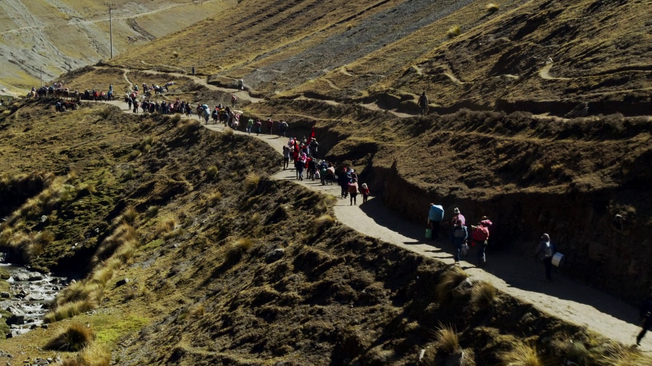 秘鲁山区的节日游行视频下载
