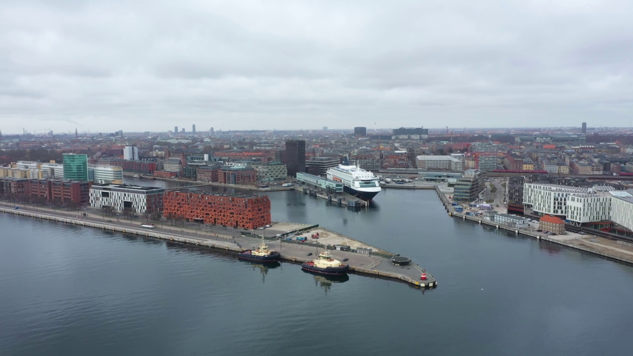哥本哈根城市景观:海边的现代建筑视频素材