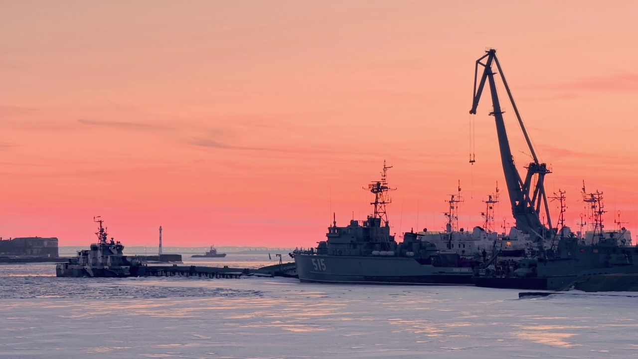 日落时分的海港，俄罗斯最强大的军事力量的战舰停在克朗施塔特市的停车场视频素材